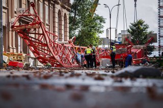 La chute d'une grue, place de la Gare de La Chaux-de-Fonds, renversée par la tempête de lundi, a causé le décès d'une personne d'une cinquantaine d'années, a indiqué la Police neuchâteloise.